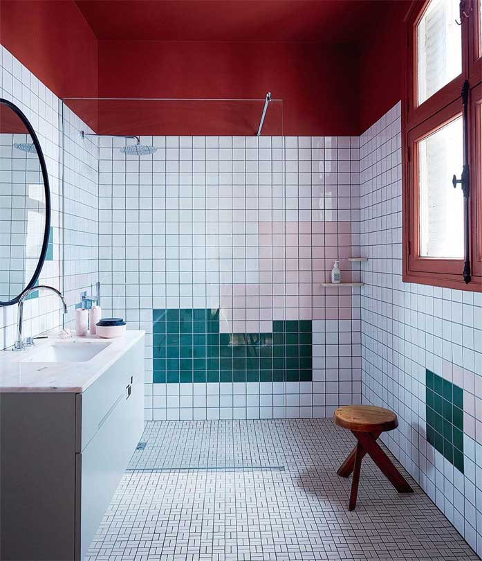 Satu tipe keramik, tetapi menekankan pada permainan warna dan layout