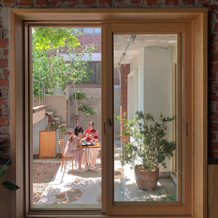 Lokasi Drama Its Okay Not To Be Okay Kafe Toko Lampu 18