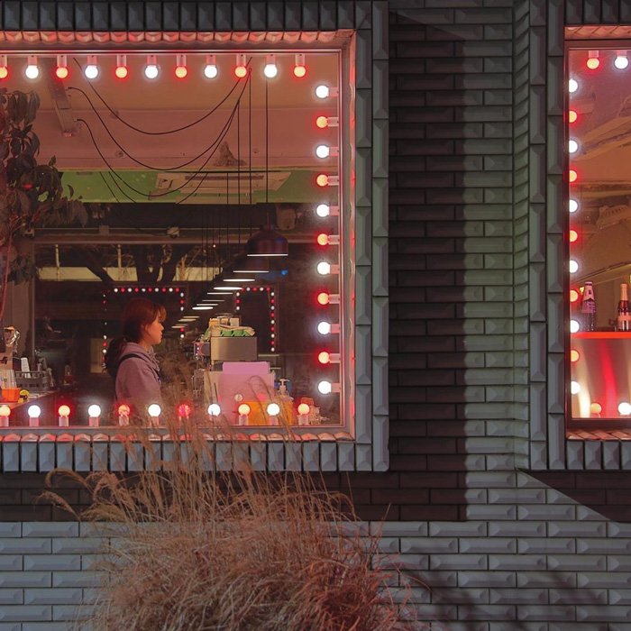 Lokasi Drama Its Okay Not To Be Okay Kafe Toko Lampu 4