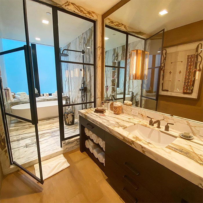 Baru Melahirkan Tiru Mix&Match ala Rumah NY Gigi Hadid / @gigihadid 6