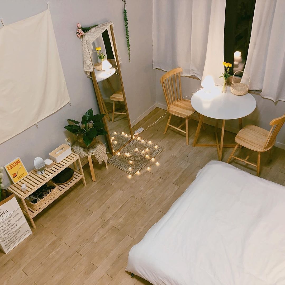 Meja Makan Bundar Di Dekat Jendela