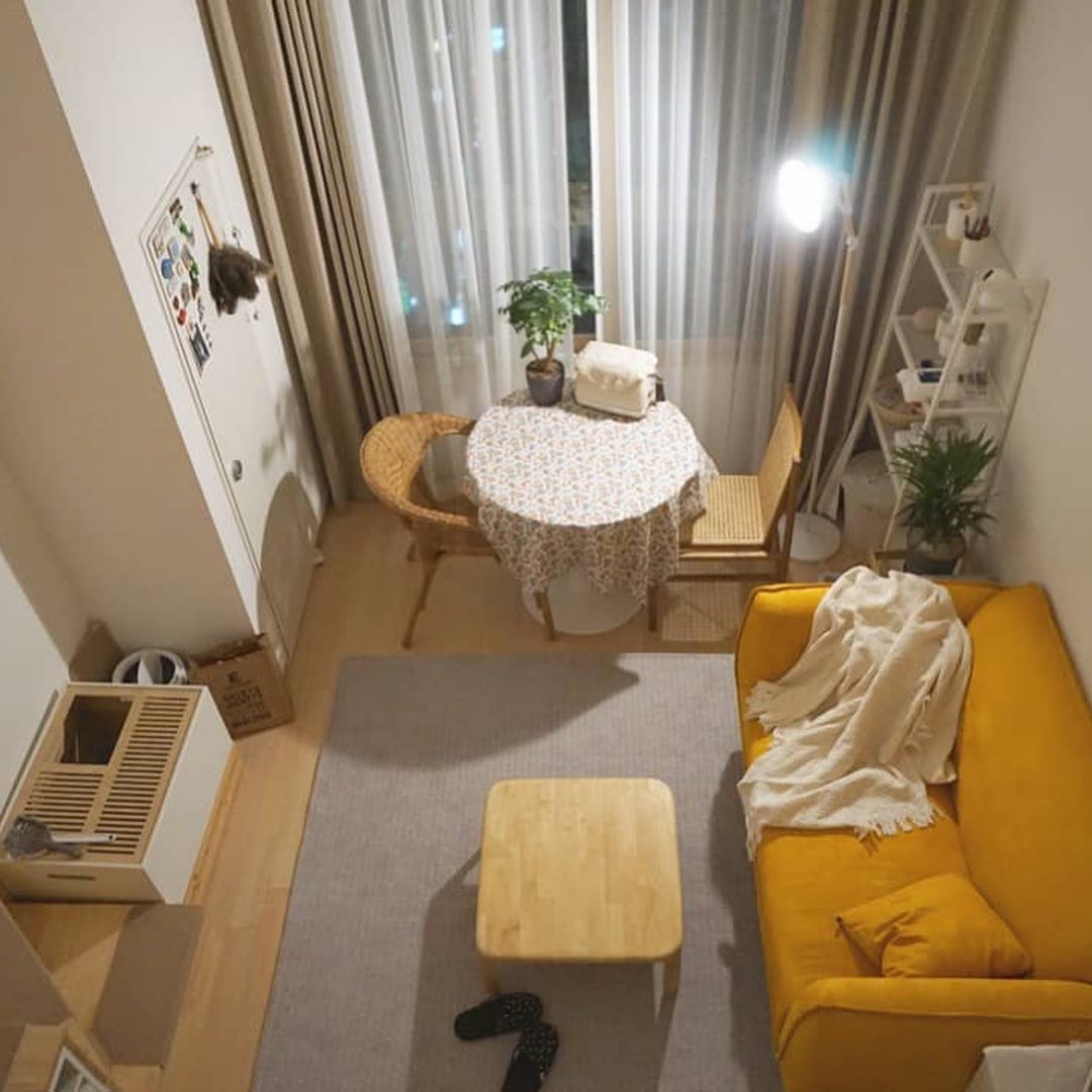 Meja Makan Bundar Dengan Taplak Bermotif