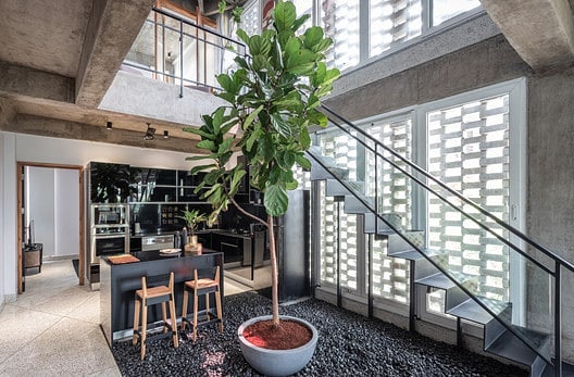 Menyulap Area Bawah Tangga Menjadi Ruangan Fungsional