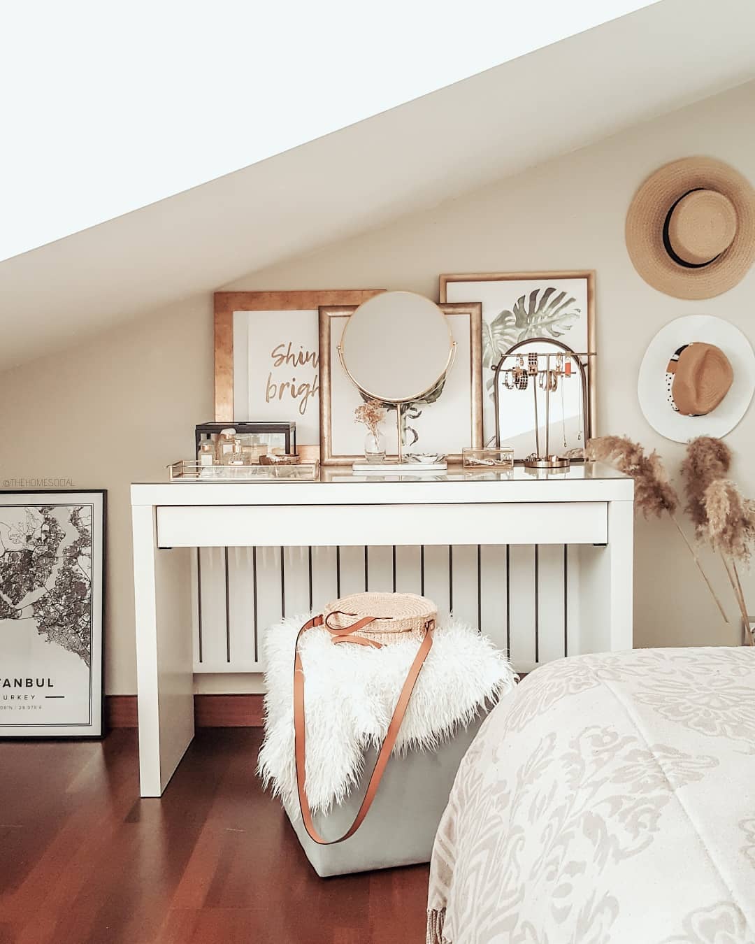 Hemat Ruang, Ini Pilihan Desain Meja Rias Minimalis