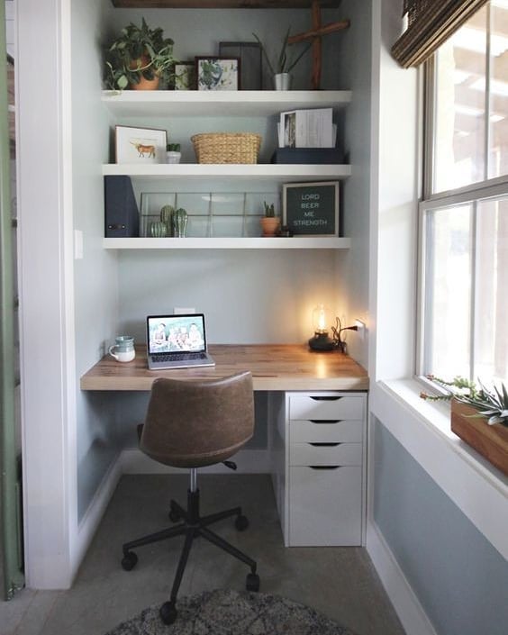 menata ulang meja kerja mungil