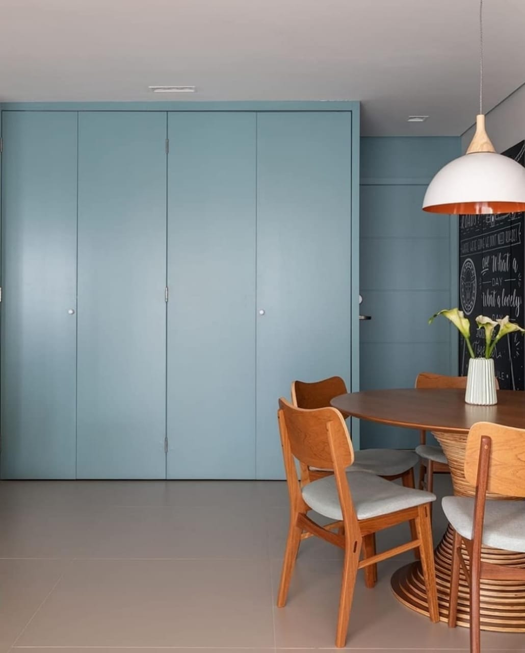 8 Desain Ruangan Warna Biru yang Bikin Hilang Stres