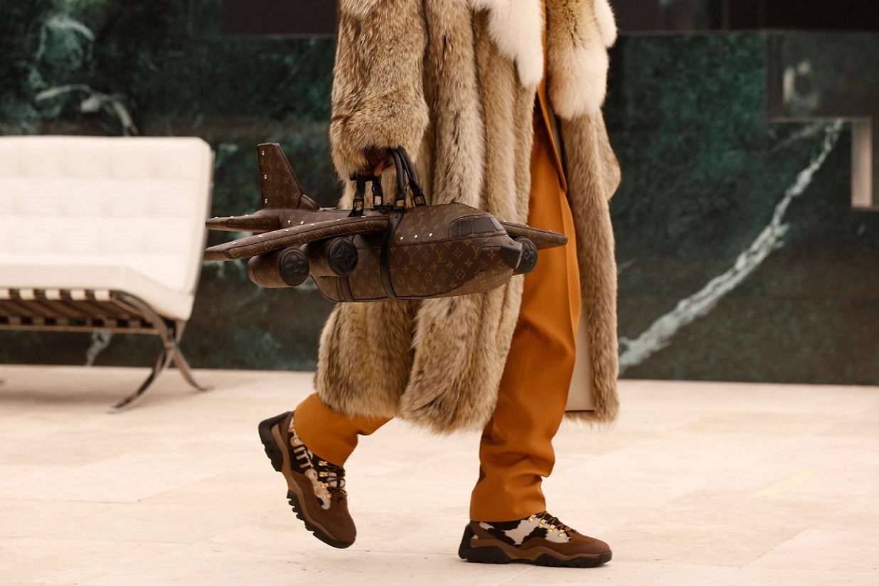 Wow! Tas Berbentuk Pesawat Seharga Pesawat Sungguhan