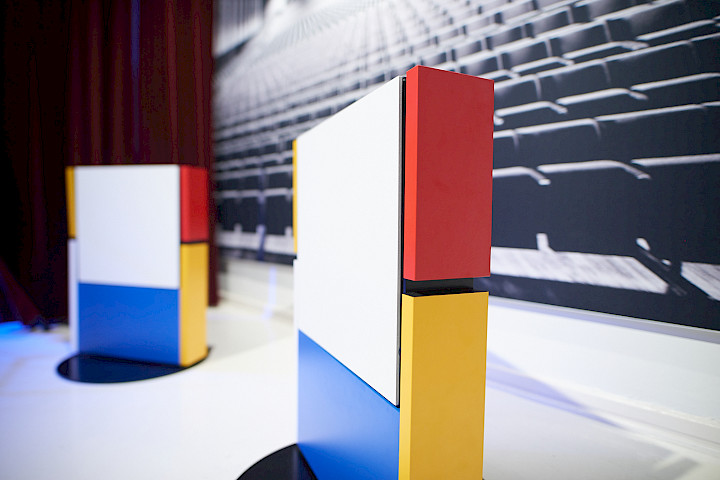 Lukisan Piet Mondrian Diubah Menjadi Kursi Lipat / Hamari 5