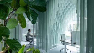 Kantor dengan Ombak yang Menggantung dari Atap