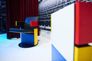 Lukisan Piet Mondrian Diubah Menjadi Kursi Lipat?