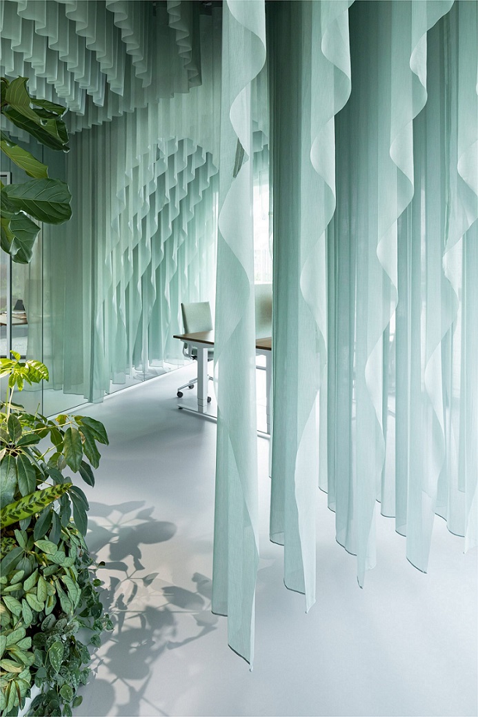 Kantor dengan Ombak yang Menggantung dari Atap CASA Indonesia