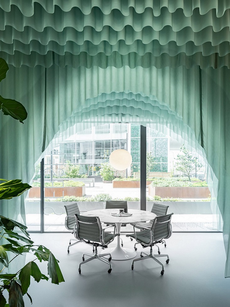 Kantor dengan Ombak yang Menggantung dari Atap CASA Indonesia