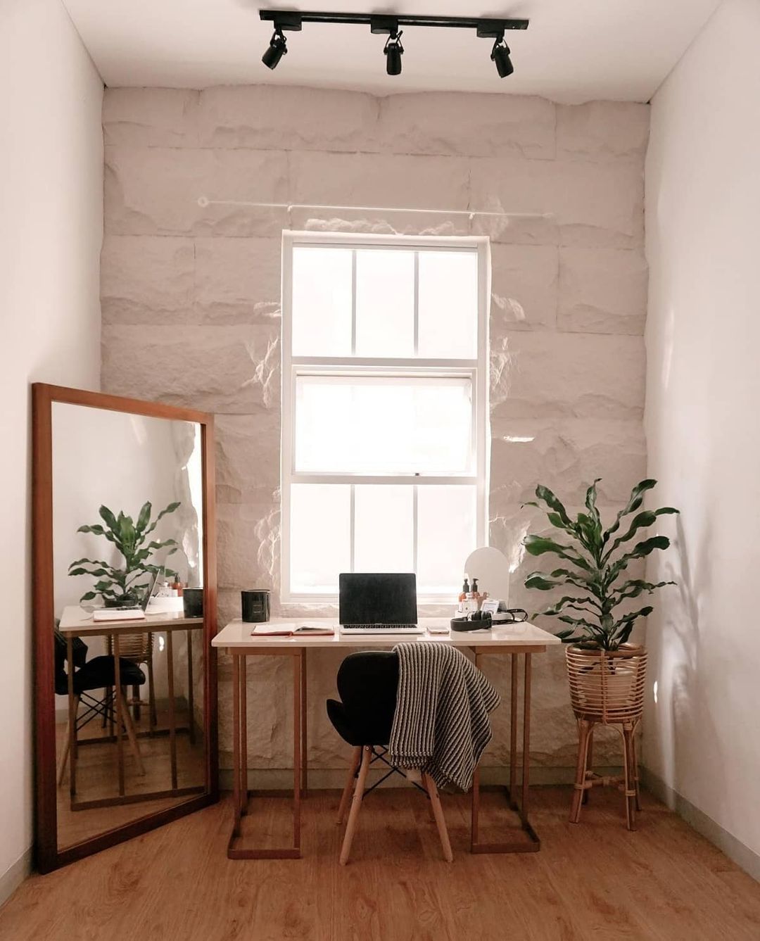 8 Tips Atasi Burnout Saat WFH + Inspirasi Desain Ruang Kerja casa indonesia