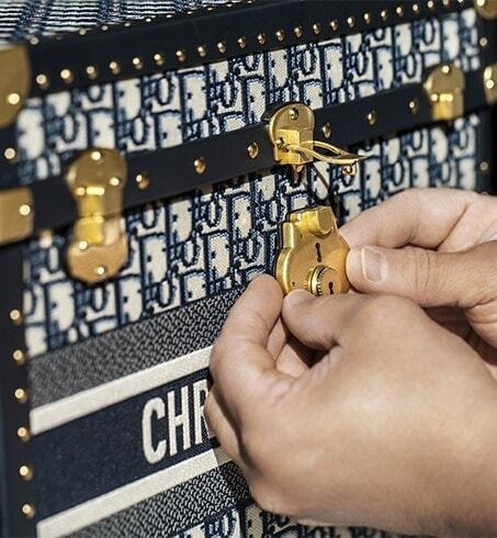 Seperti yang Dipakai Emily In Paris! Ini Vespa Dior Terbaru