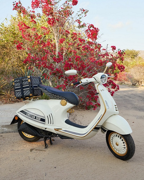 Seperti yang Dipakai Emily In Paris! Ini Vespa Dior Terbaru
