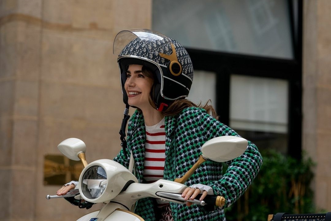 Seperti yang Dipakai Emily In Paris! Ini Vespa Dior Terbaru