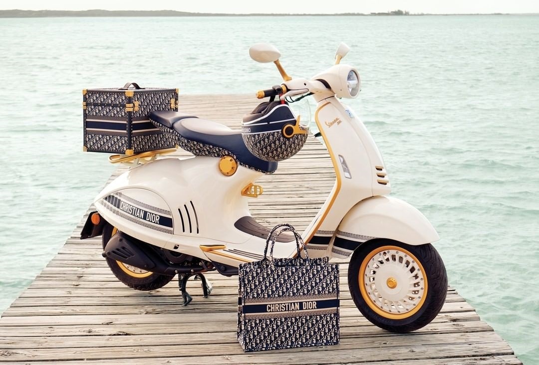 Seperti yang Dipakai Emily In Paris! Ini Vespa Dior Terbaru