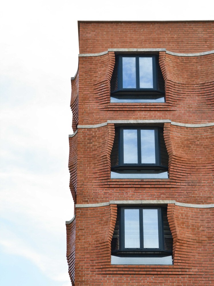 Berombak Fasad Apartemen Ini Terbuat dari Batu Bata