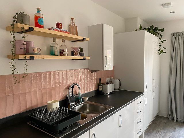 inspirasi dapur warna pink