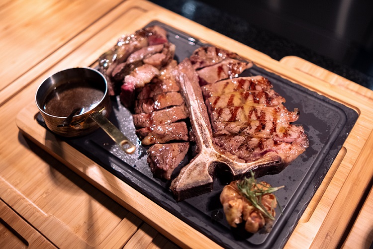 Mau Makan Steak Enak? Mad Cow Wine & Grill Hadir di Bandung!