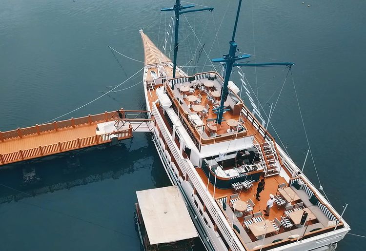 Baru di Jakarta! Nikmati Seafood Premium di Atas Kapal