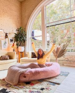 Susah Tidur, Tertarik Coba Tidur di Dog Bed Ukuran Manusia?