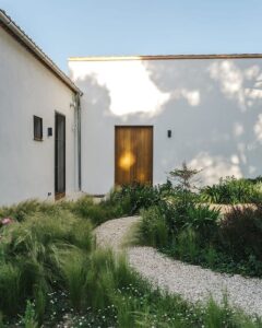 Sebagai Inspirasi, Ini 10 Tips Menata Taman Depan Rumah!