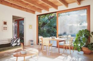 6 Kayu Tahan Air & Indah, Bisa Tingkatkan Estetika Rumah!