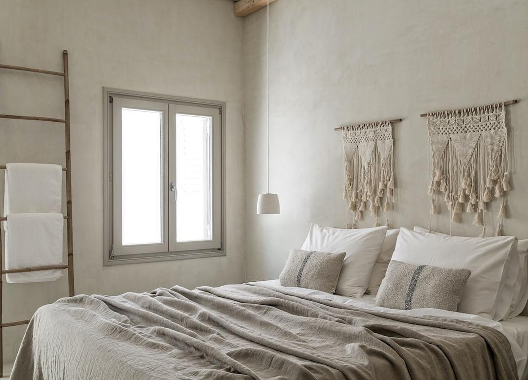 Cara Menata Kamar Tidur yang Banyak Barang Agar Terasa Lega