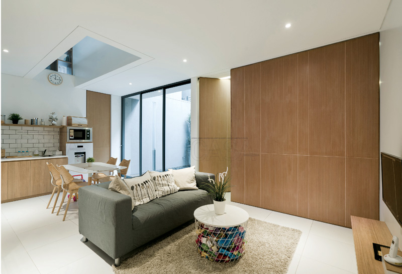 ruang tamu minimalis dengan ruangan tersembunyi