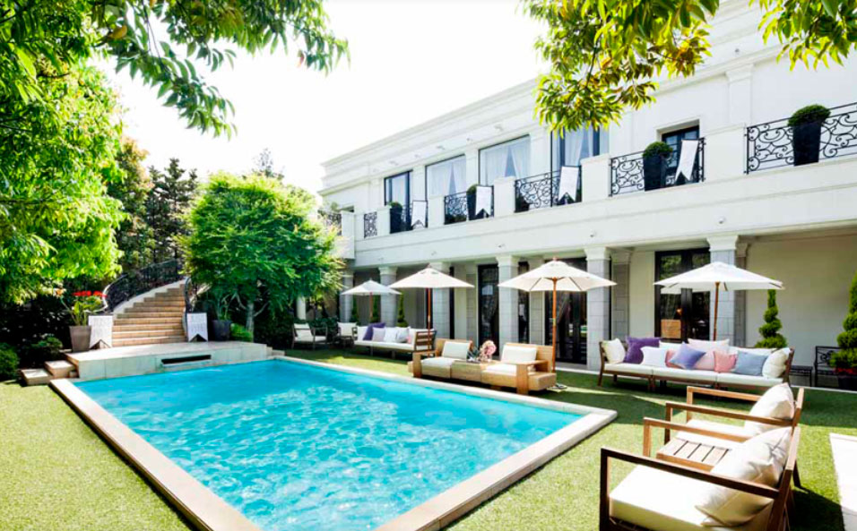 Review Desain Tempat Resepsi Syahrini & Reino Barack: Aoyama Geihinkan