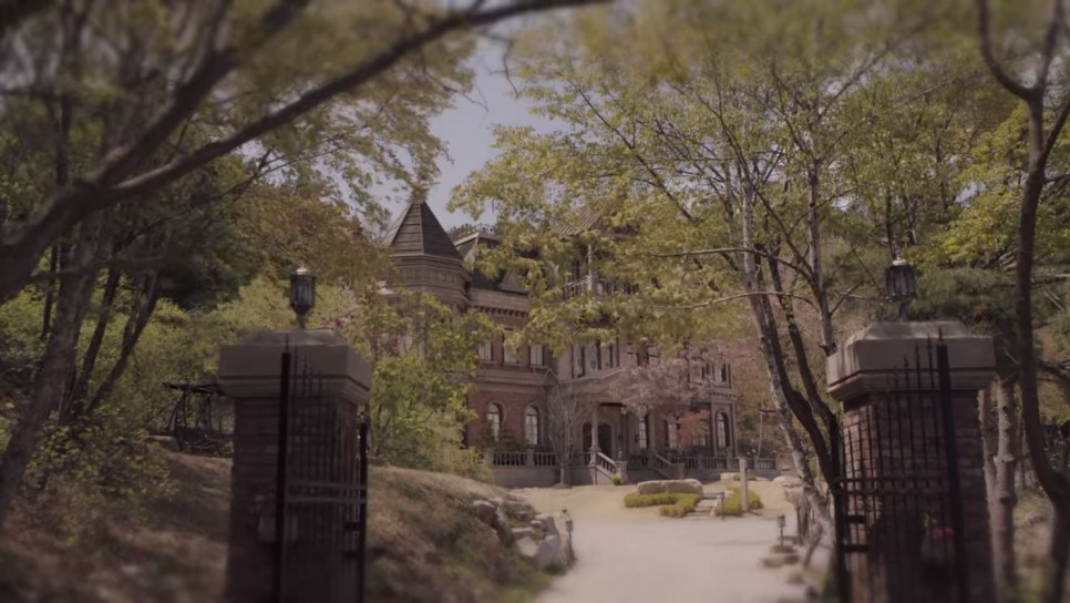 Kastil di Drama Its Okay Not To Be Okay Aslinya Kafe 9