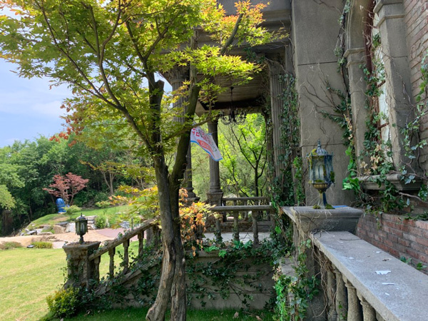 Kastil di Drama Its Okay Not To Be Okay Aslinya Kafe 8