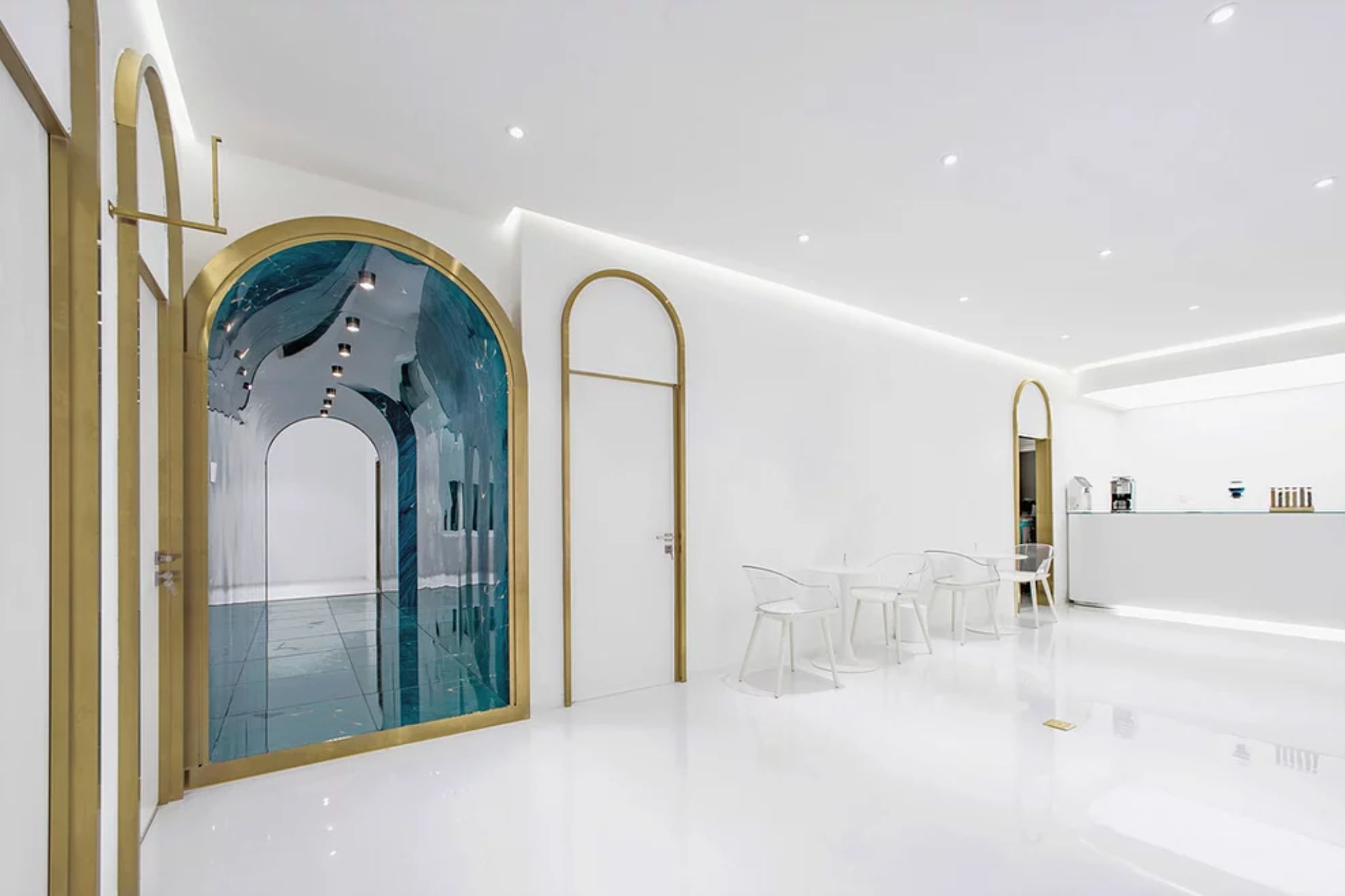 Berelaksasi di Klub Kecantikan Unik di Kota Ruili