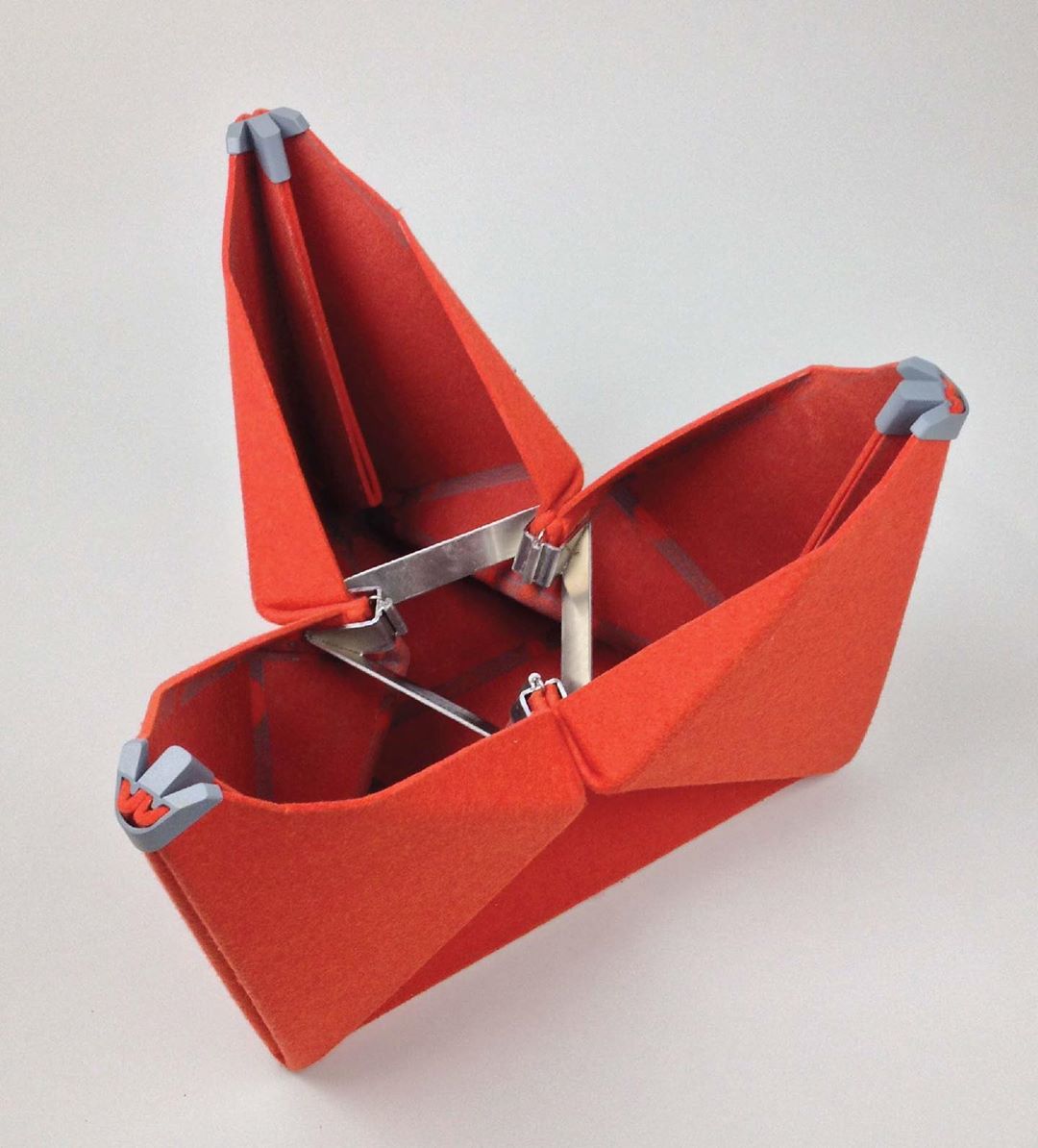 Kursi Lipat Terinspirasi dari Origami Agar Travel Aman