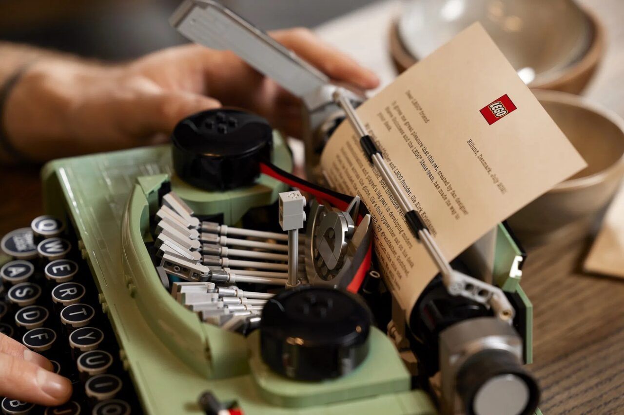 Mengetik Surat Menggunakan Lego? Nostalgia yang Seru