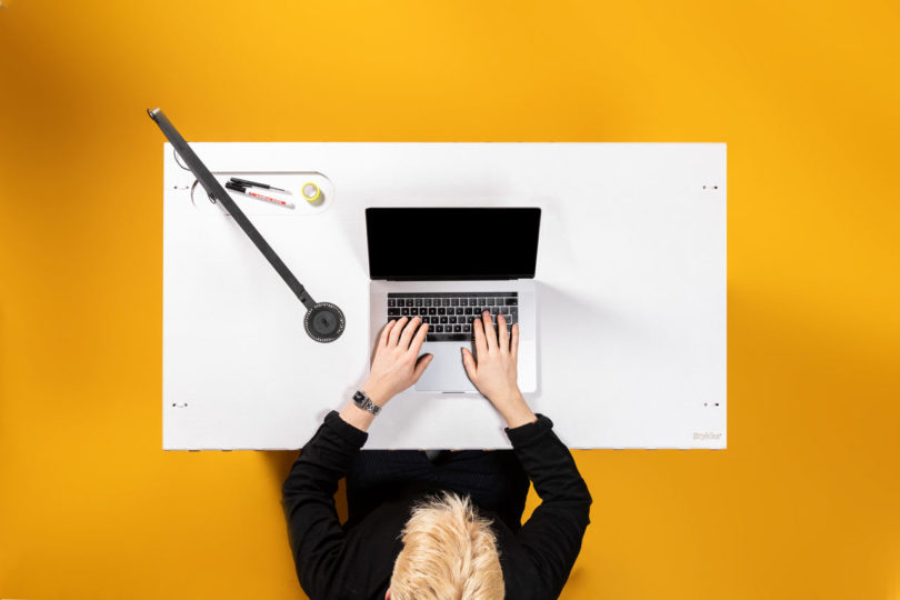 Ini Solusinya bagi yang Tidak Punya Meja Kerja di Rumah Saat WFH casa indonesia