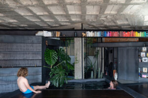 Kolam Renang di Ruang Keluarga, Kok Bisa?