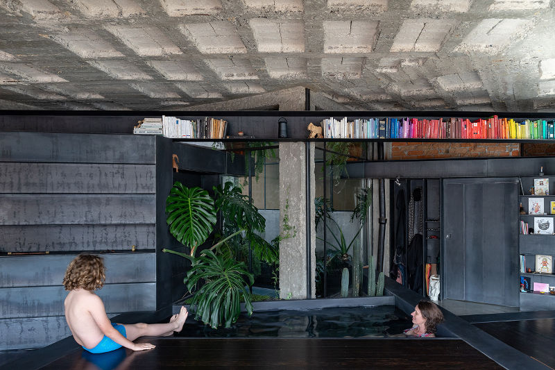 Kolam Renang di Ruang Keluarga, Kok Bisa?