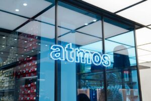 Ada Lapangan Basket & Sneakers Hits di Toko Terbaru Atmos