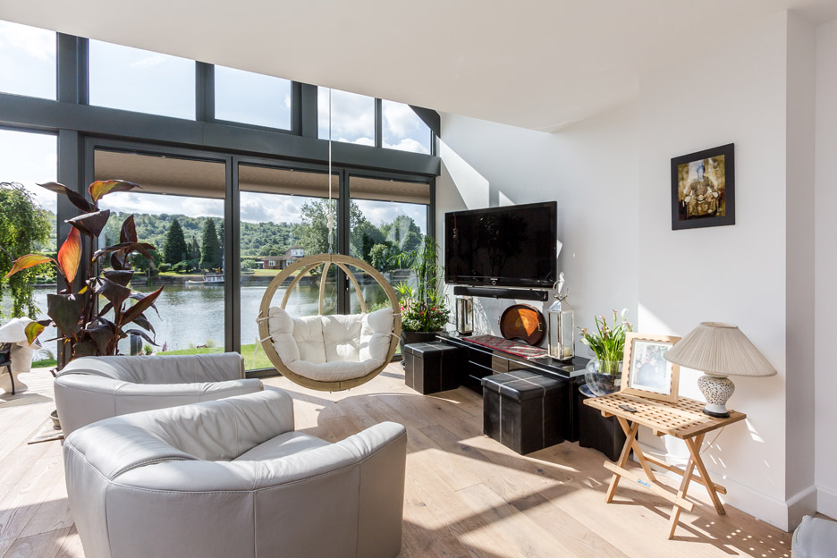 Bangunan ini berdiri di atas fondasi