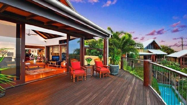 Area Balkon dengan Nuansa Kayu