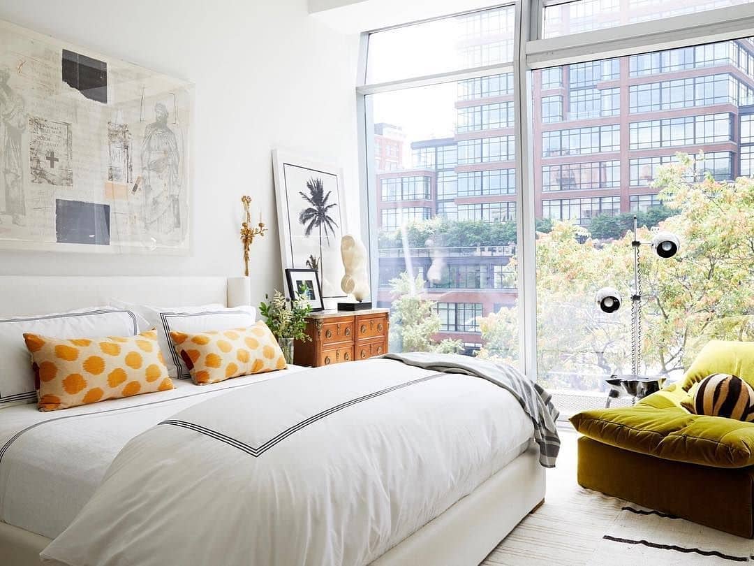 cara menghias kamar dengan cushion bermotif