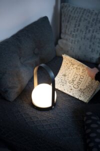 5 Lampu Meja yang Keren Banget Buat Kerja & Hiasan