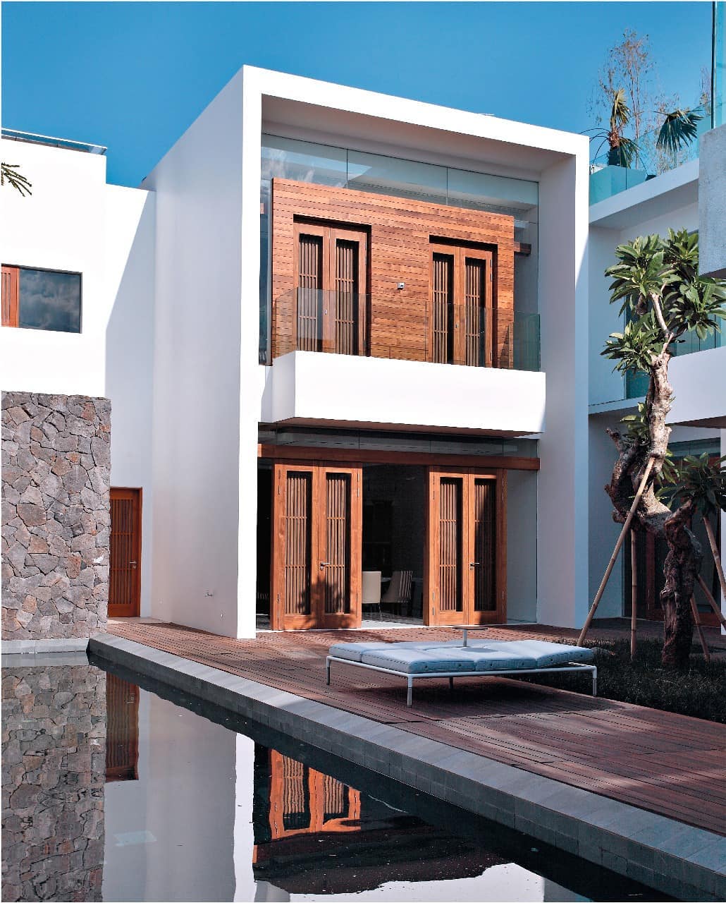 Pilihan jenis pintu geser bermaterialkan kayu minimalis