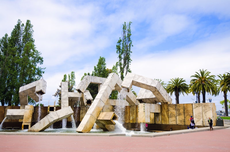 Cantik Banget! 10 Desain Air Mancur Tercantik di Dunia