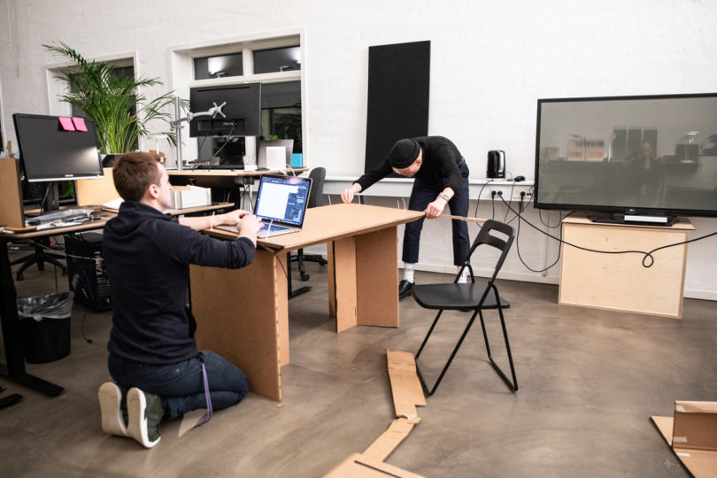 Ini Solusinya bagi yang Tidak Punya Meja Kerja di Rumah Saat WFH casa indonesia