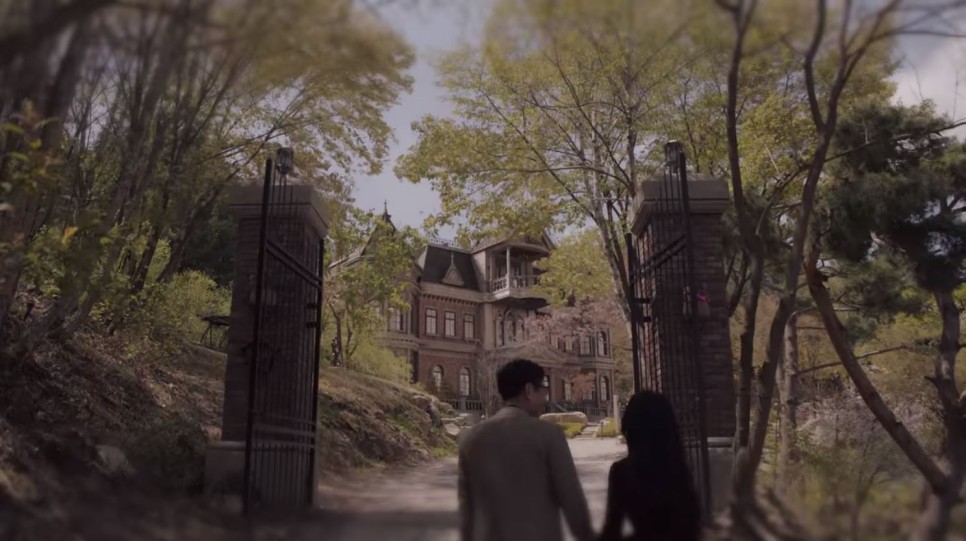 Kastil di Drama Its Okay Not To Be Okay Aslinya Kafe 2