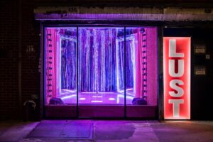 Etalase Toko Diubah Menjadi Panggung Teater, Seperti Apa?