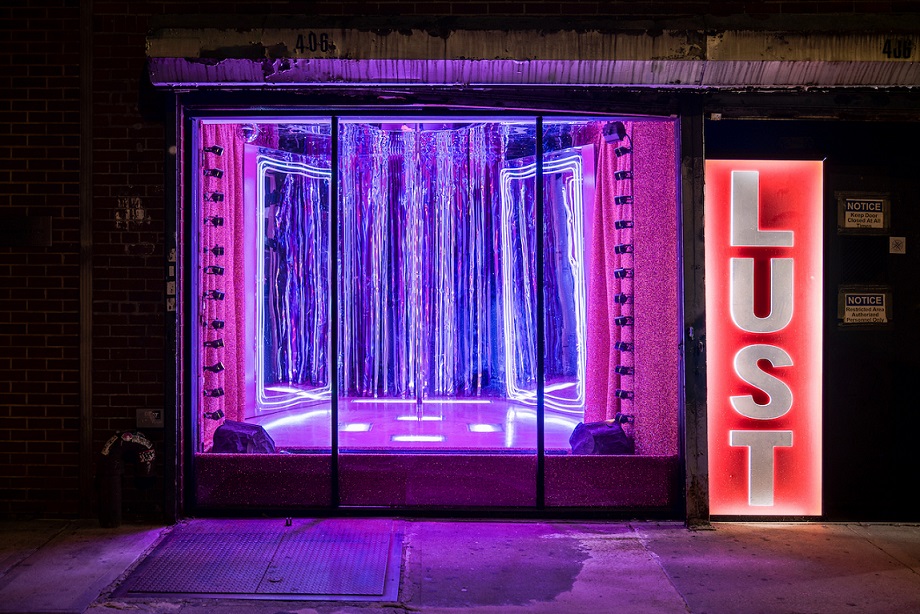 Etalase Toko Diubah Menjadi Panggung Teater, Seperti Apa?